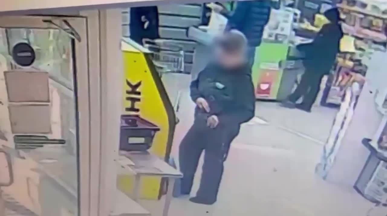 Житель Екатеринбурга едва не лишился крупной суммы денег из-за технической заминки в банкомате и чужой жадности