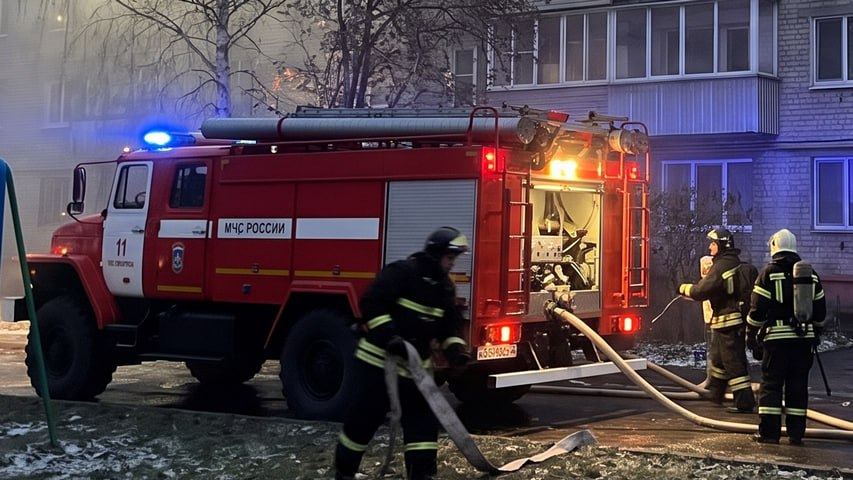 В Серове при пожаре в пятиэтажке спасли трёх человек, включая ребёнка